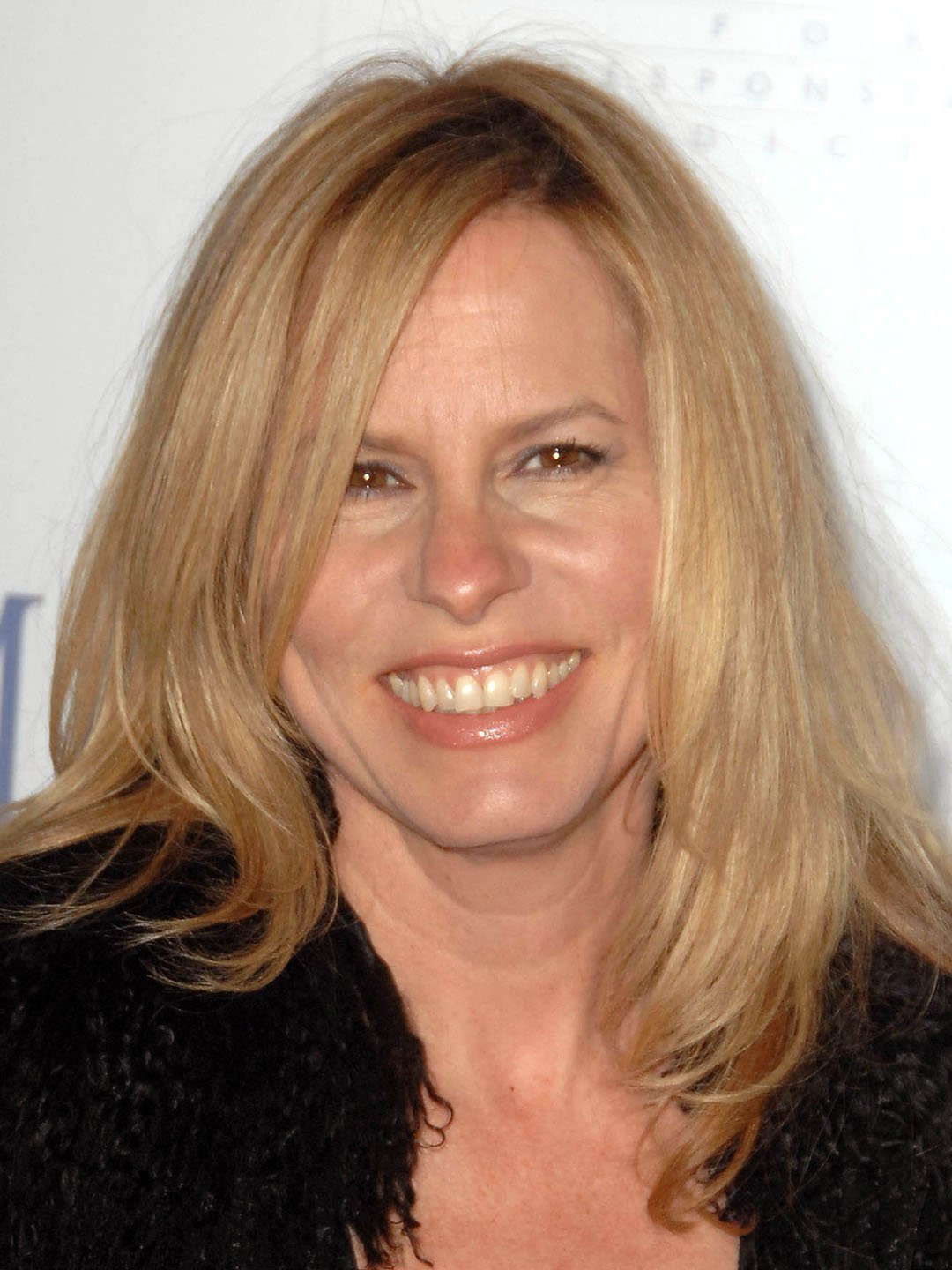 How tall is Vonda Shepard?